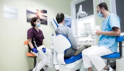 Pasient får behandling hos Eurodent