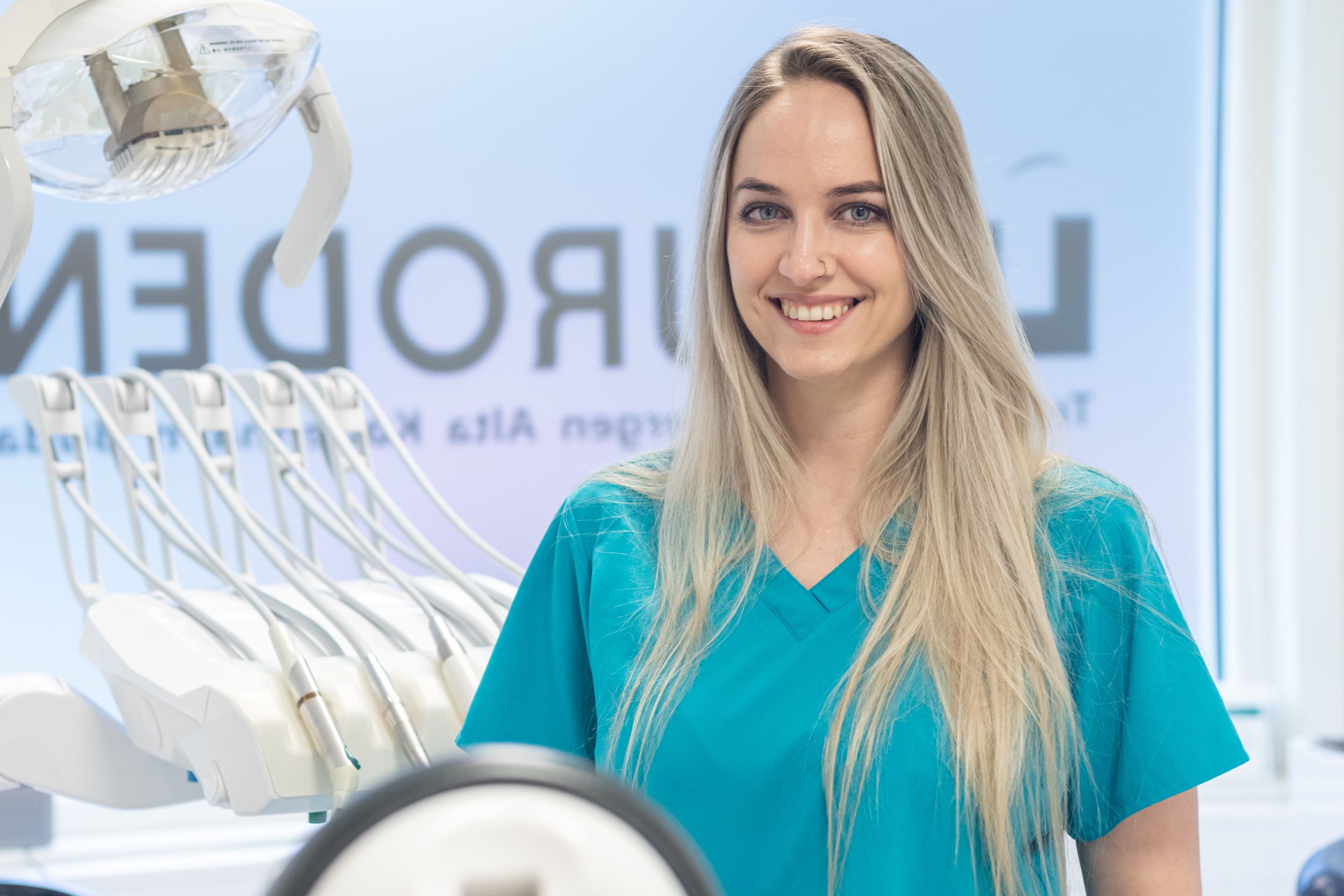 Tannlege fra eurodent som behandler periodontitt