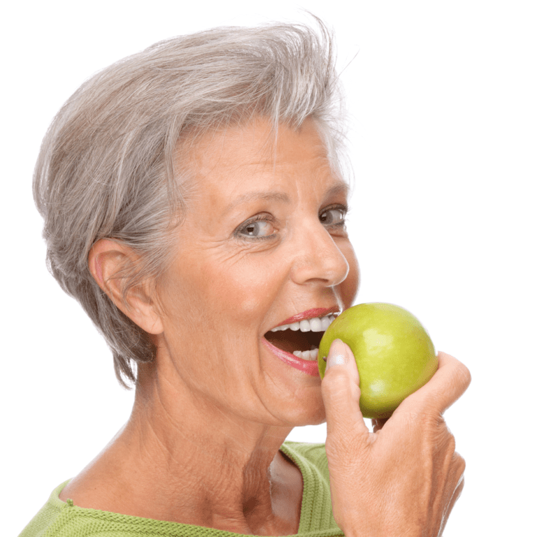 Dame med friske tenner spiser eple